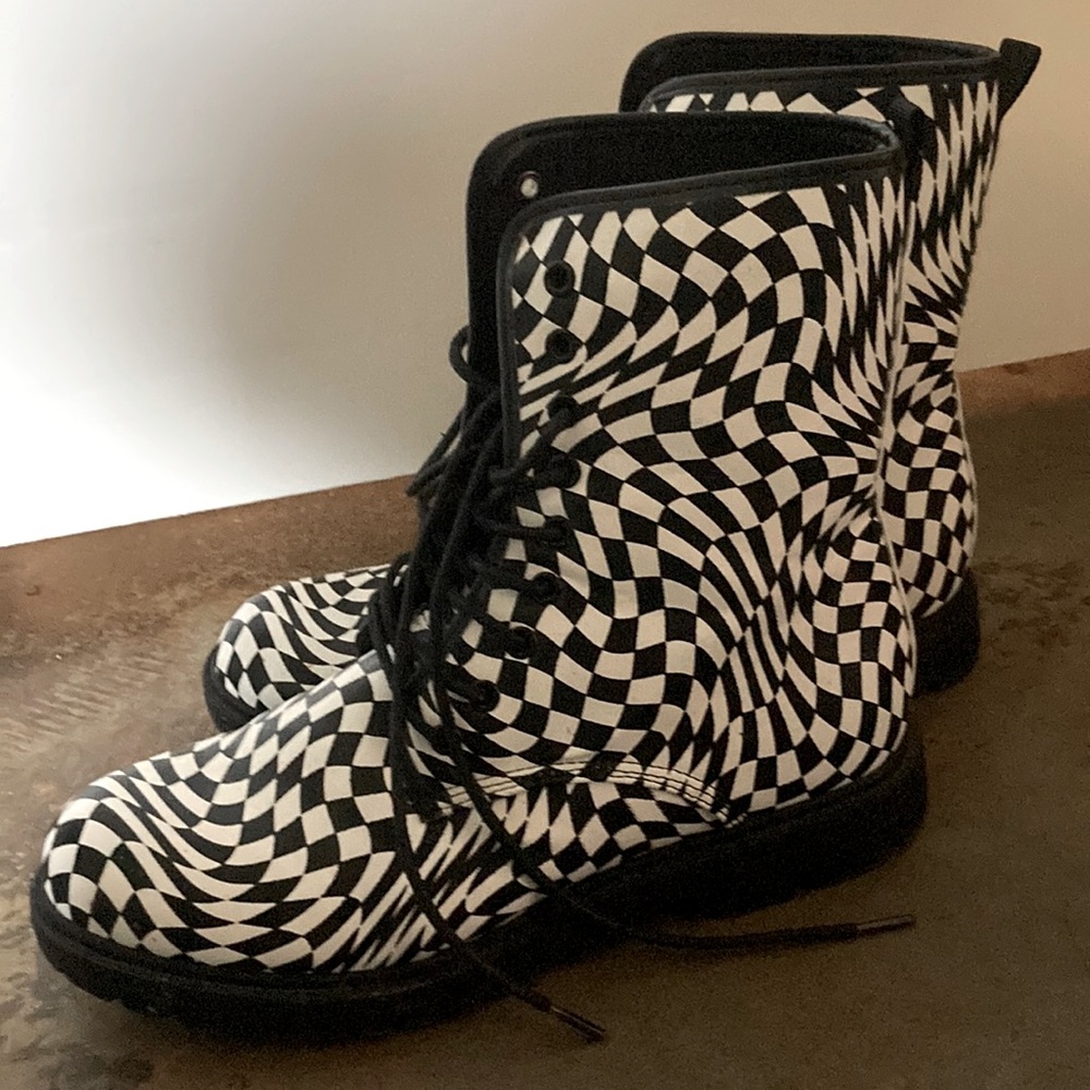NWOT 100% SIZE 8 W DOLLSKILL TRIPPY CHECKERED COMBAT BOOTS- NEVER WORN!